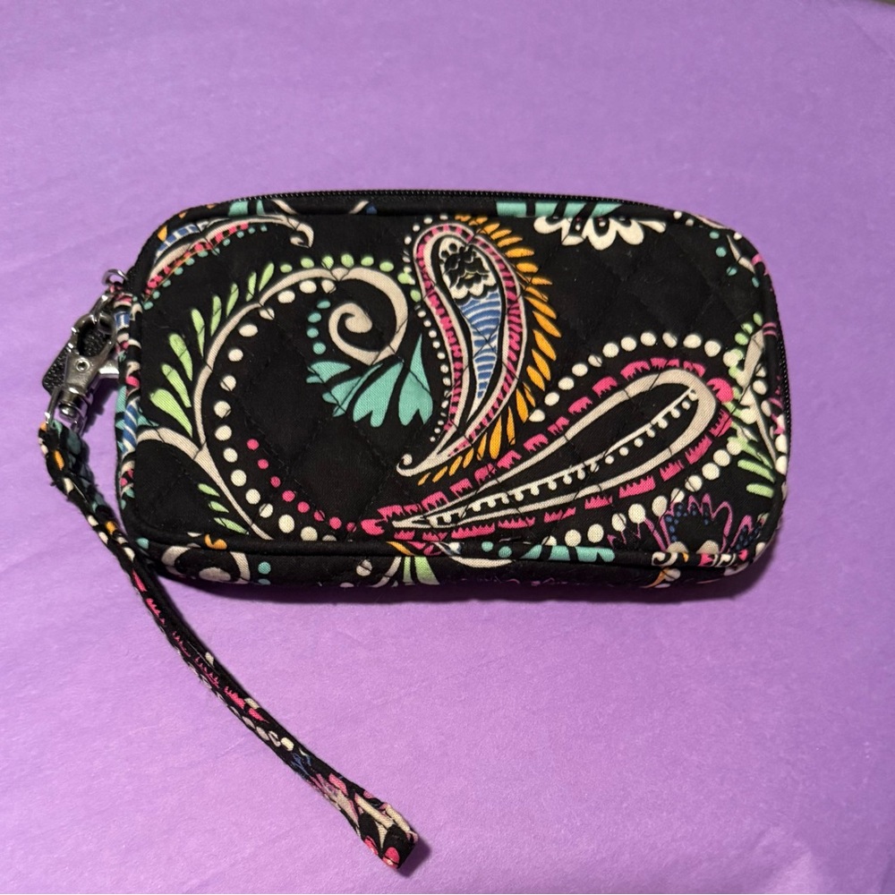 Vera Bradley Tech Wristlet in Kiev Paisley. EUC